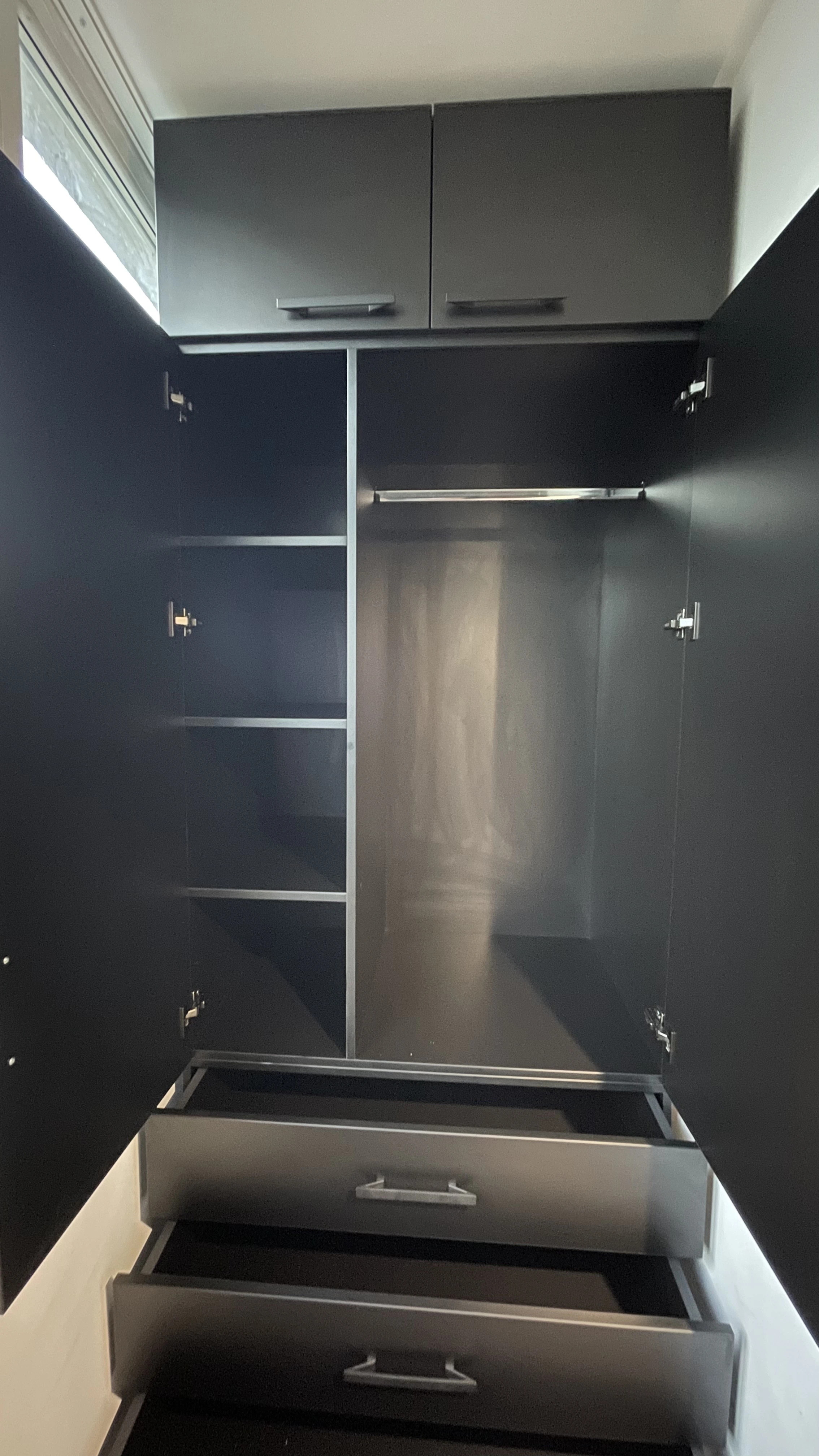 Dulap din PAL negru cu sertare și soft-close – mobilier la comandă în Bacău – Mobilier divers la comandă în Bacău – Epoxym (imagine 4)