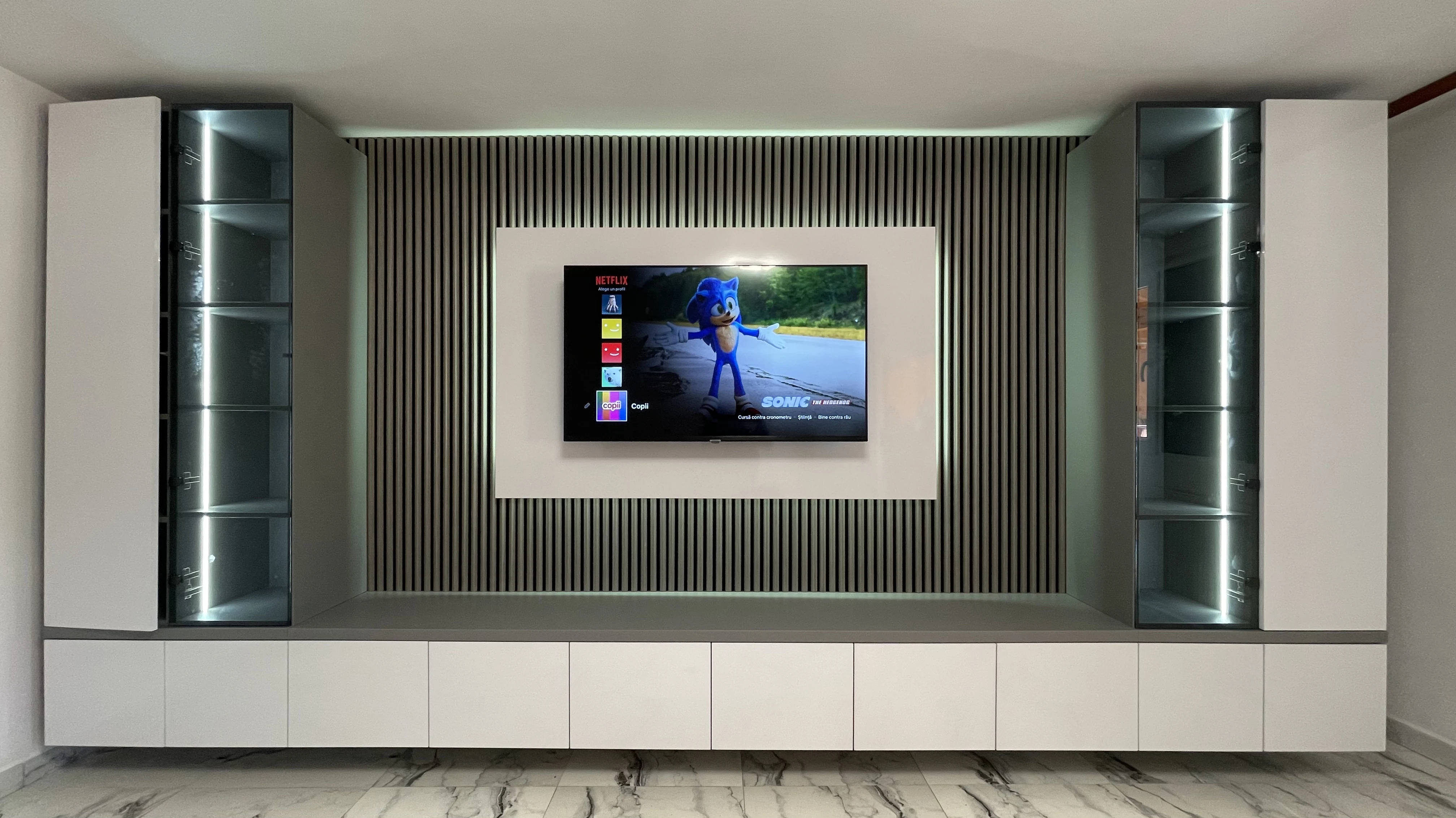 Living la comandă din PAL bej cu blat gri și riflaj TV iluminat LED – Bacău – Mobilier living la comandă în Bacău – Epoxym (imagine 3)