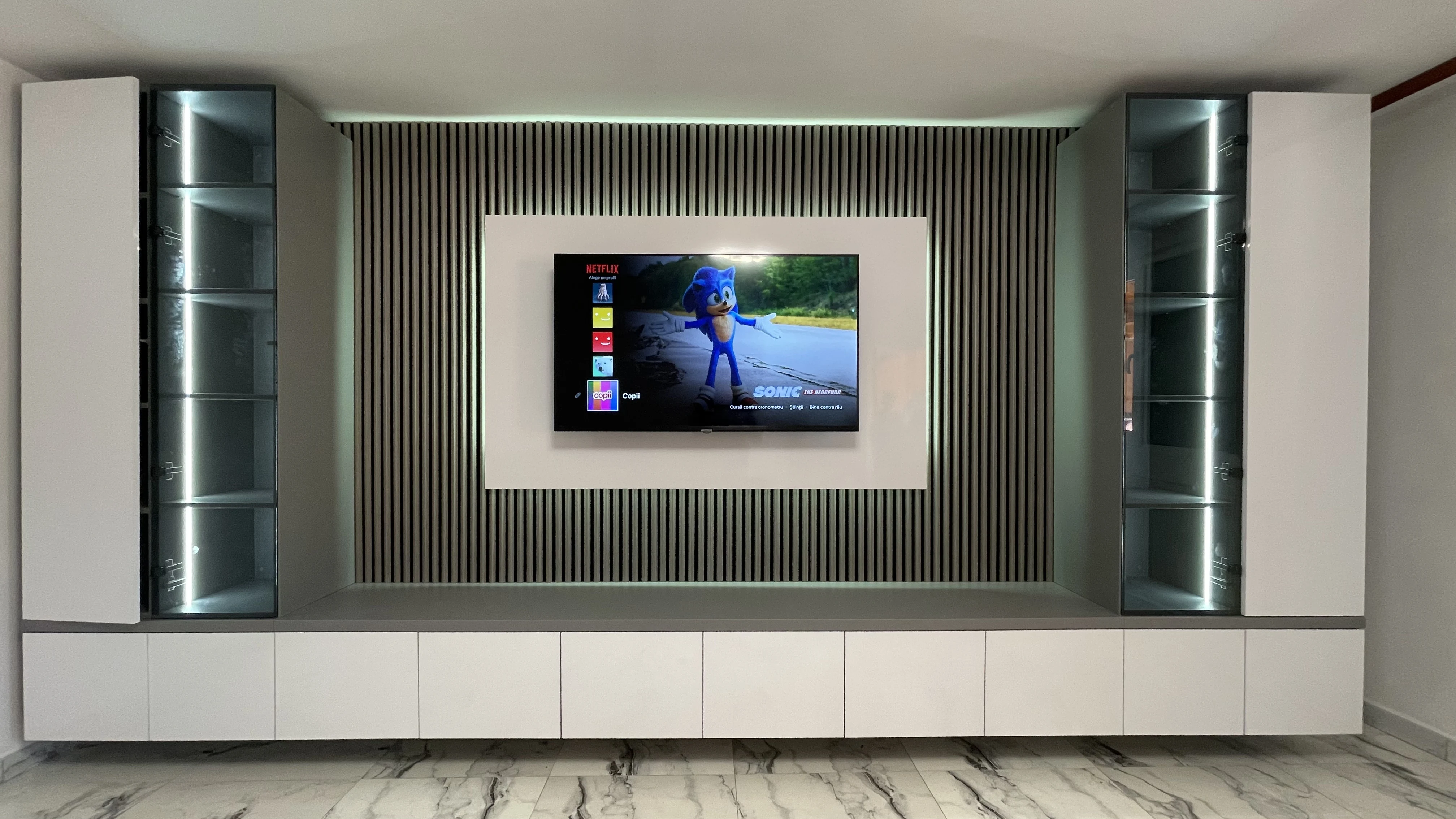 Living la comandă din PAL bej cu blat gri și riflaj TV iluminat LED – Bacău – Mobilier living la comandă în Bacău – Epoxym (imagine 4)