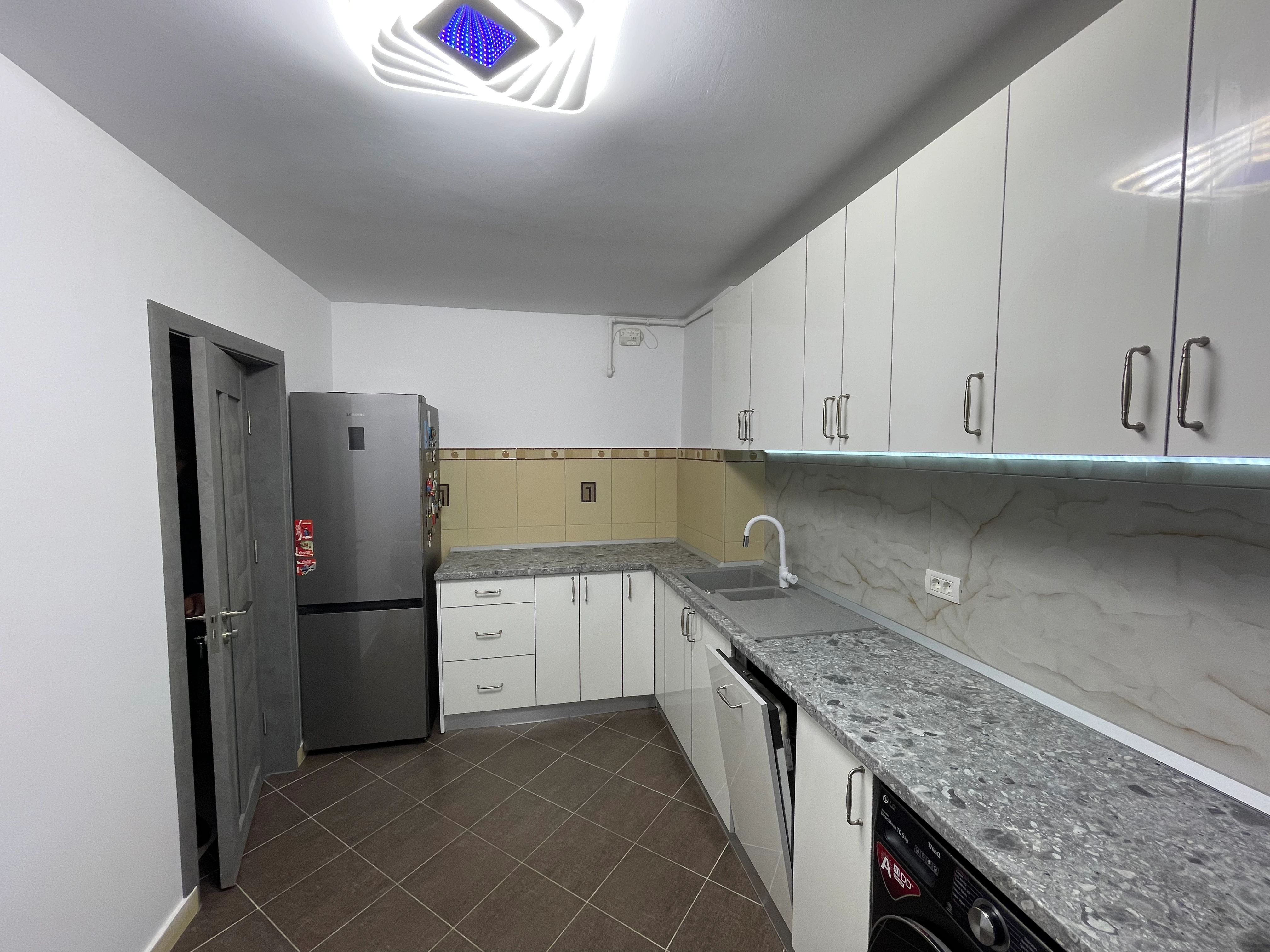 Bucătărie la comandă din MDF alb lucios cu blat decor granit – Epoxym – Bucătării la comandă în Bacău – Epoxym (imagine 4)