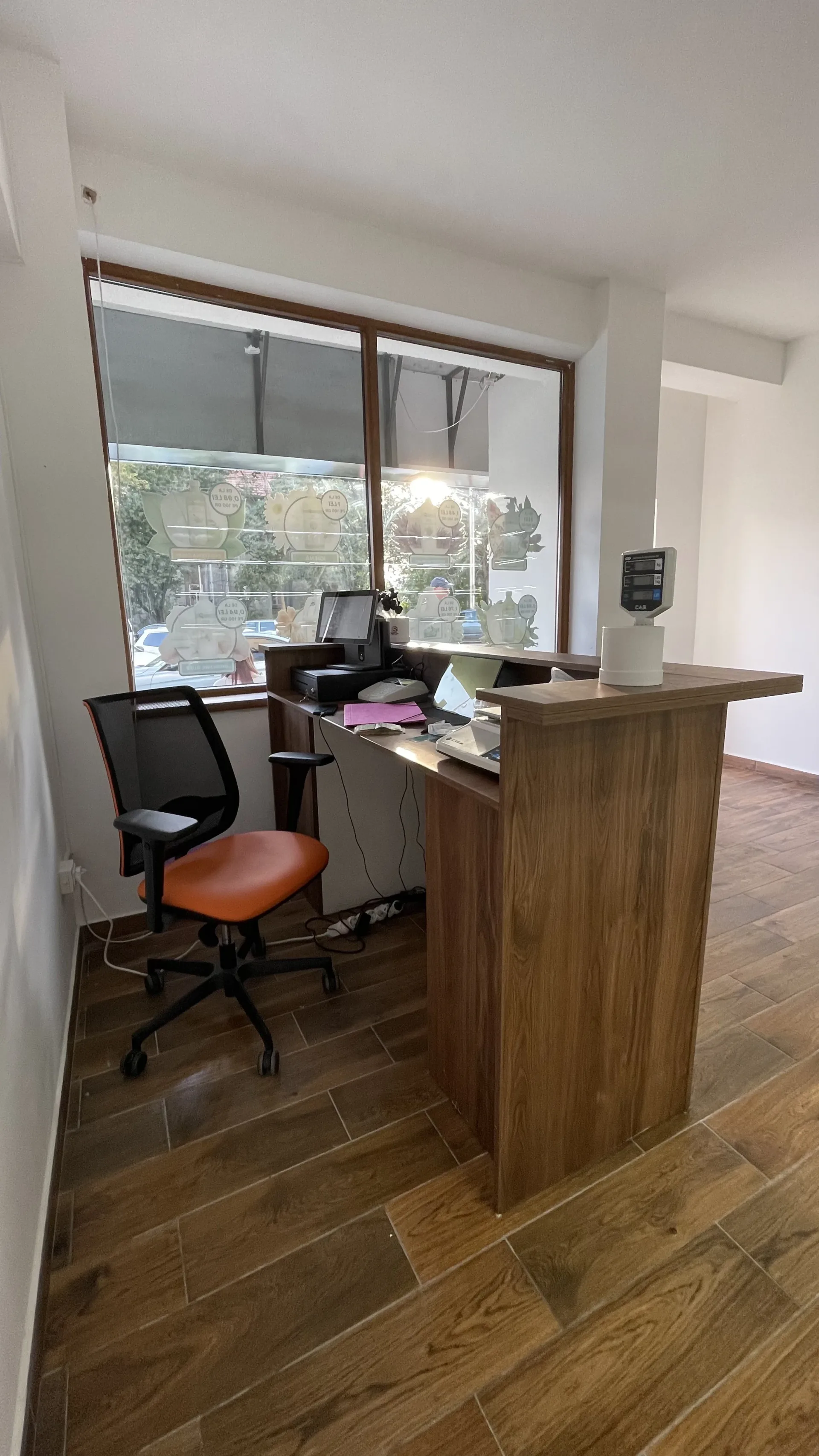 Mobilier comercial din PAL stejar H3730 pentru magazin de detergent lichid – Bacău – Mobilier comercial la comandă în Bacău – Epoxym (imagine 3)