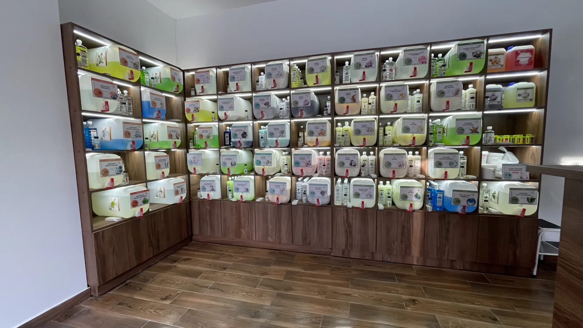 Mobilier comercial din PAL stejar H3730 pentru magazin de detergent lichid – Bacău – Mobilier comercial la comandă în Bacău – Epoxym (imagine 4)