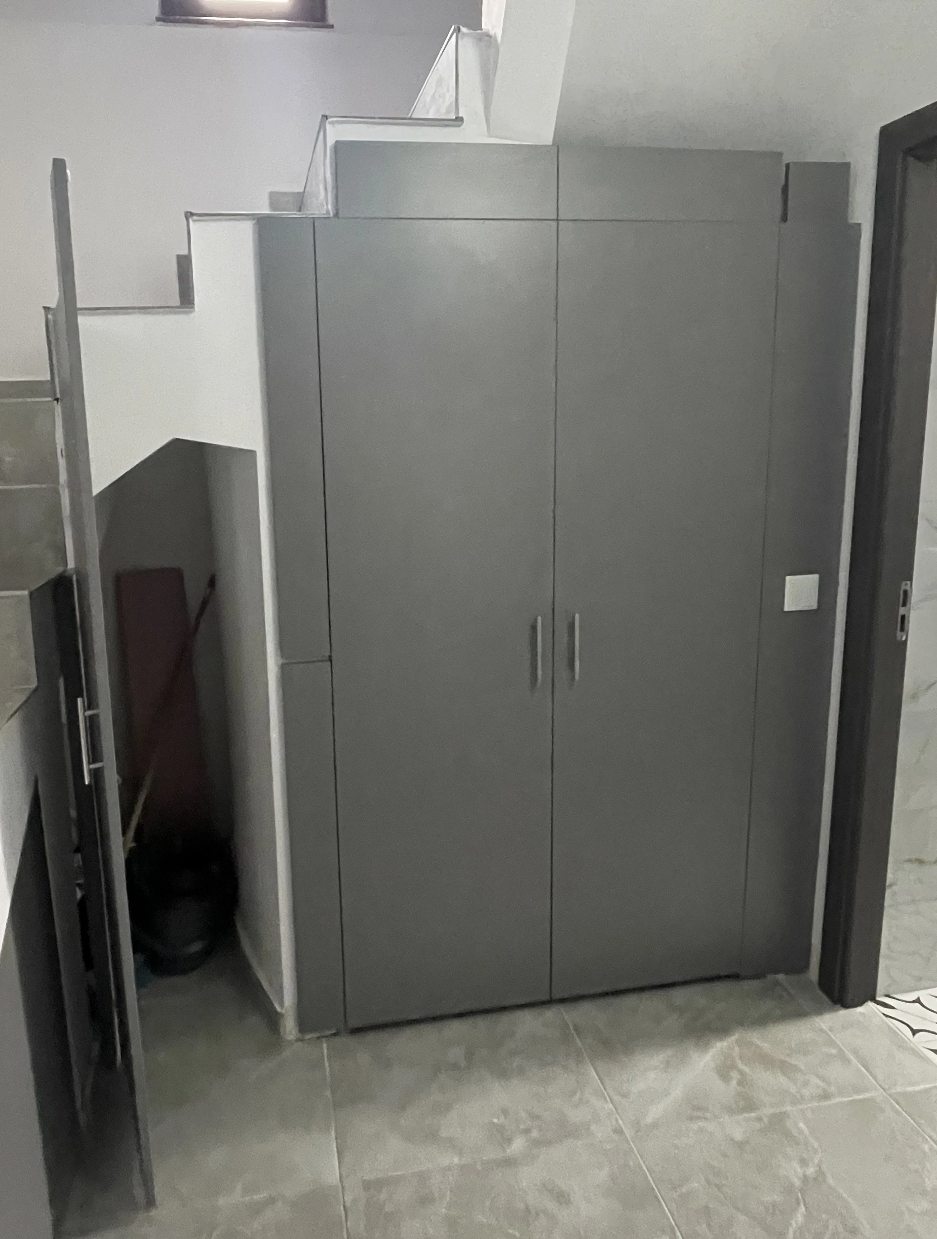 Dulap de depozitare sub scară din PAL gri – realizat la comandă în Bacău – Mobilier divers la comandă în Bacău – Epoxym (imagine 3)