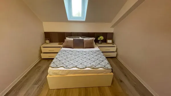 Pat dublu la comandă din PAL bej cu somieră rabatabilă și tăblie tapițată – Bacău – Mobilier dormitor la comandă în Bacău – Epoxym