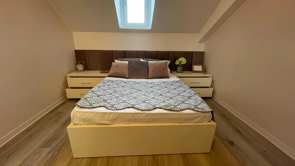 Pat dublu la comandă din PAL bej cu somieră rabatabilă și tăblie tapițată – Bacău – Mobilier dormitor la comandă în Bacău – Epoxym (imagine 2)