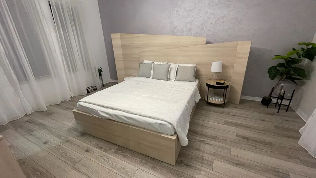 Pat dublu la comandă din PAL stejar cu somieră rabatabilă și spătar – Bacău – Mobilier dormitor la comandă în Bacău – Epoxym (imagine 1)