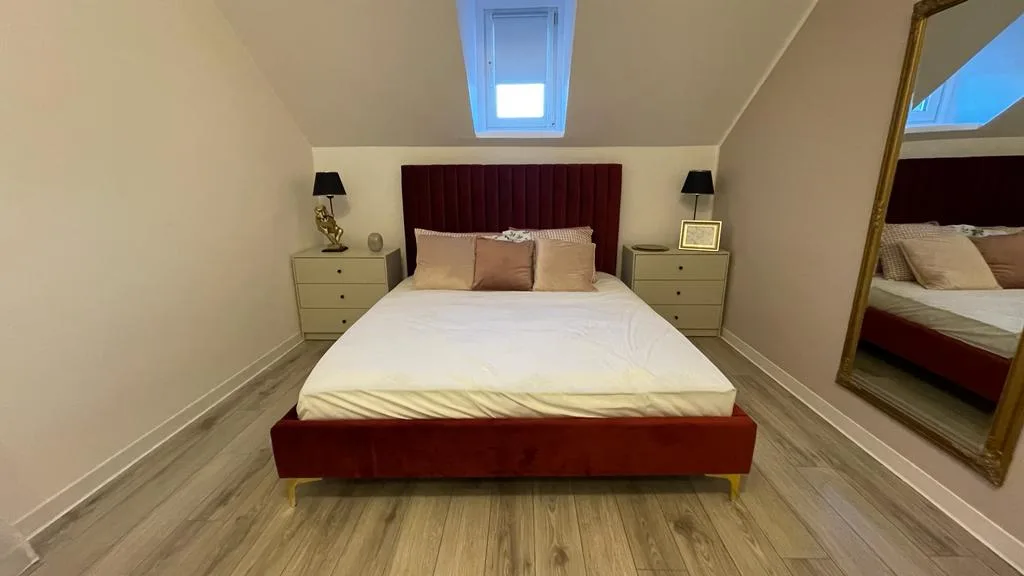 Pat dublu cu spătar tapițat din catifea roșie și noptiere MDF crem – Bacău – Mobilier dormitor la comandă în Bacău – Epoxym (imagine 2)