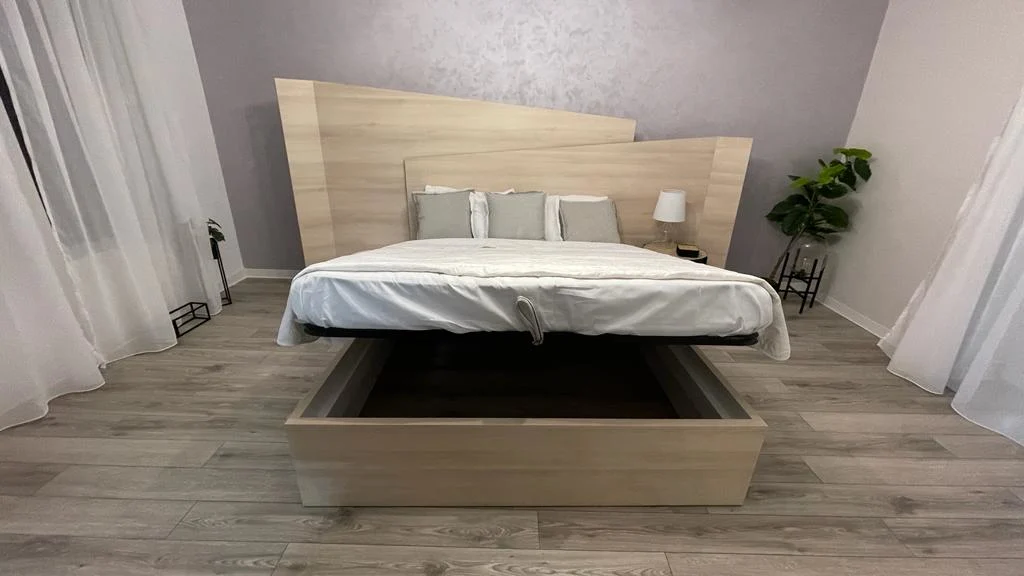 Pat dublu la comandă din PAL stejar cu somieră rabatabilă și spătar – Bacău – Mobilier dormitor la comandă în Bacău – Epoxym (imagine 2)