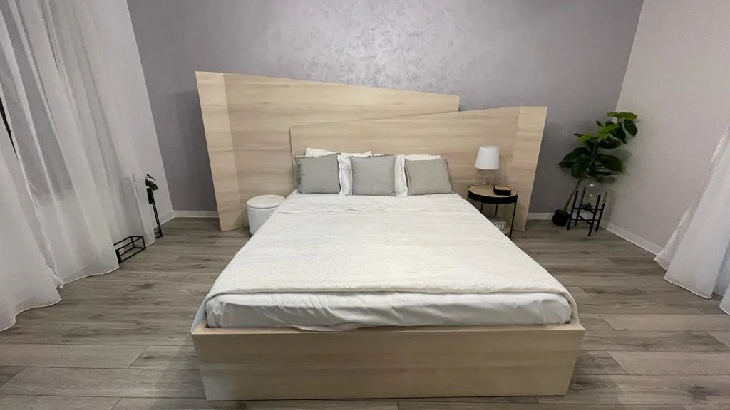 Pat dublu la comandă din PAL stejar cu somieră rabatabilă și spătar – Bacău – Mobilier dormitor la comandă în Bacău – Epoxym (imagine 3)