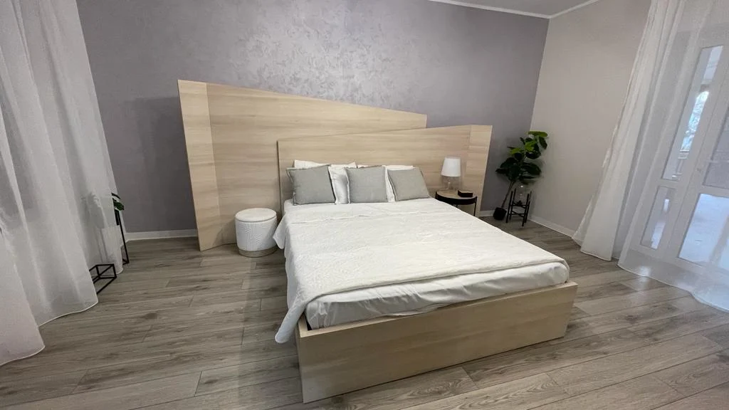 Pat dublu la comandă din PAL stejar cu somieră rabatabilă și spătar – Bacău – Mobilier dormitor la comandă în Bacău – Epoxym (imagine 4)