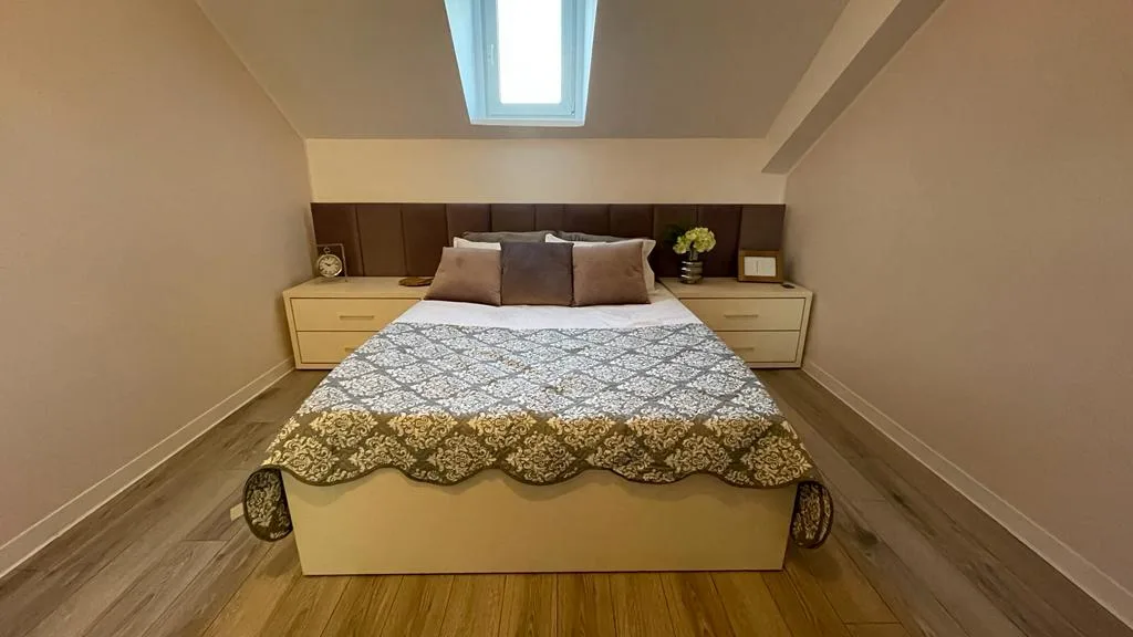 Pat dublu la comandă din PAL bej cu somieră rabatabilă și tăblie tapițată – Bacău – Mobilier dormitor la comandă în Bacău – Epoxym (imagine 4)