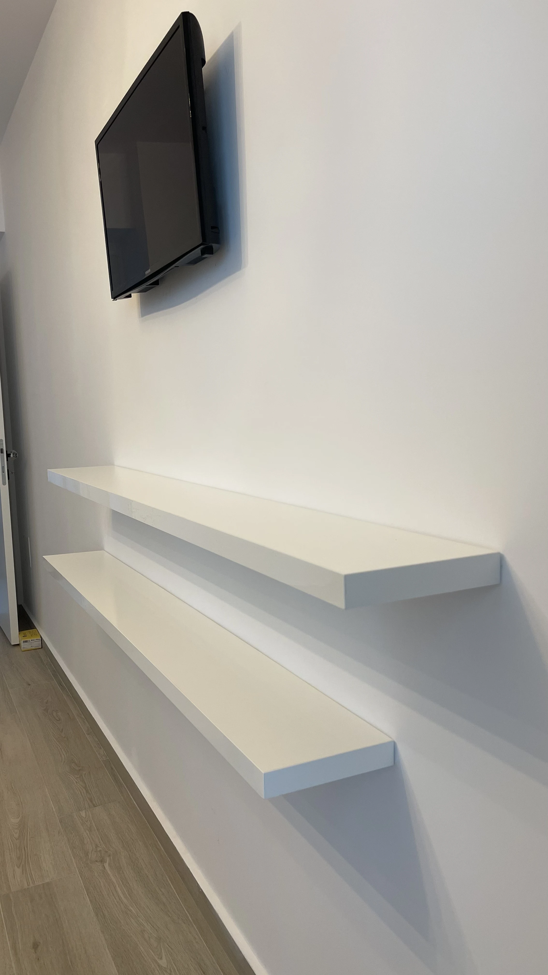 Polițe din MDF alb lucios cu prindere ascunsă – realizate la comandă în Bacău – Mobilier divers la comandă în Bacău – Epoxym (imagine 2)