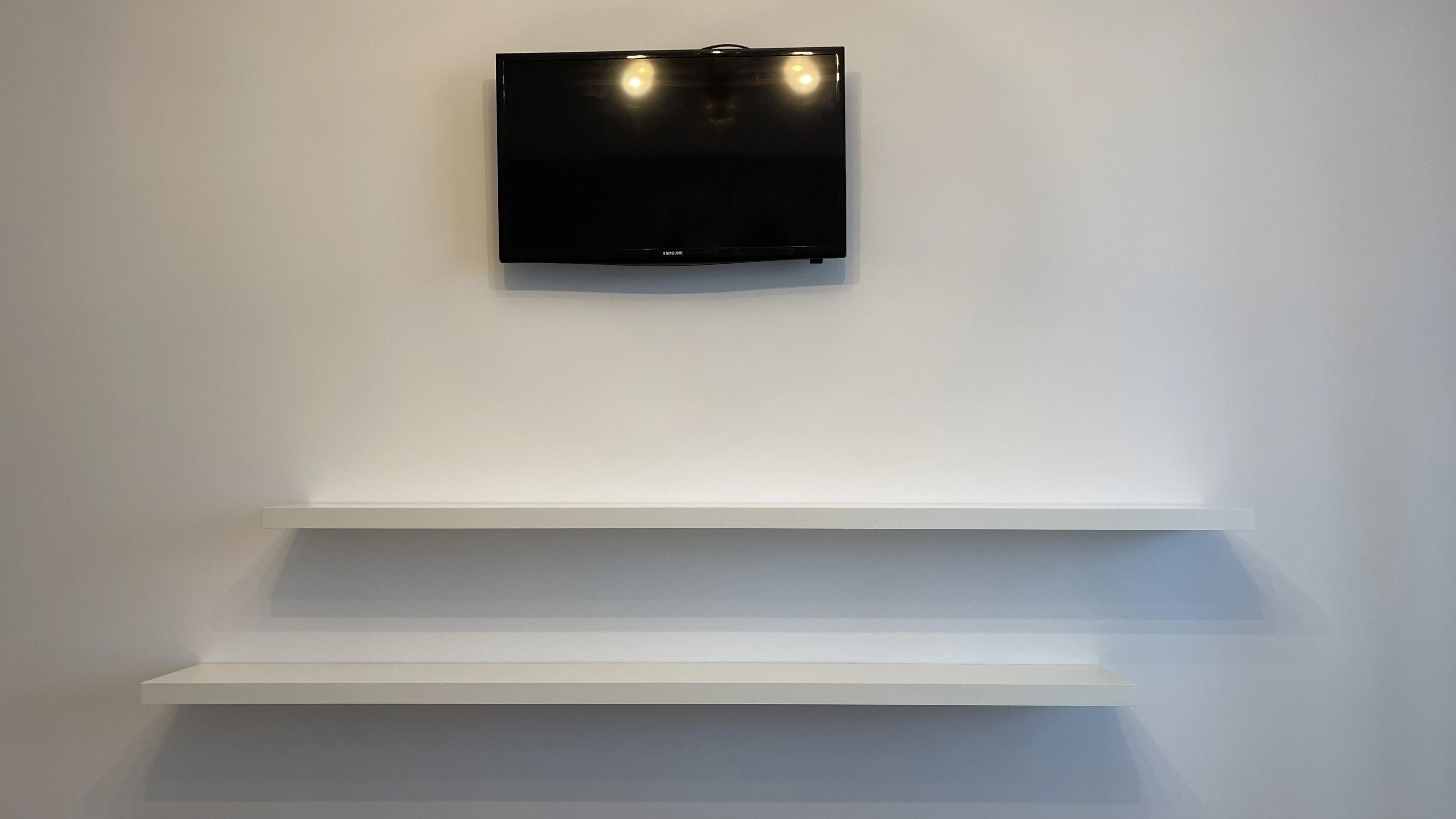 Polițe din MDF alb lucios cu prindere ascunsă – realizate la comandă în Bacău – Mobilier divers la comandă în Bacău – Epoxym (imagine 3)