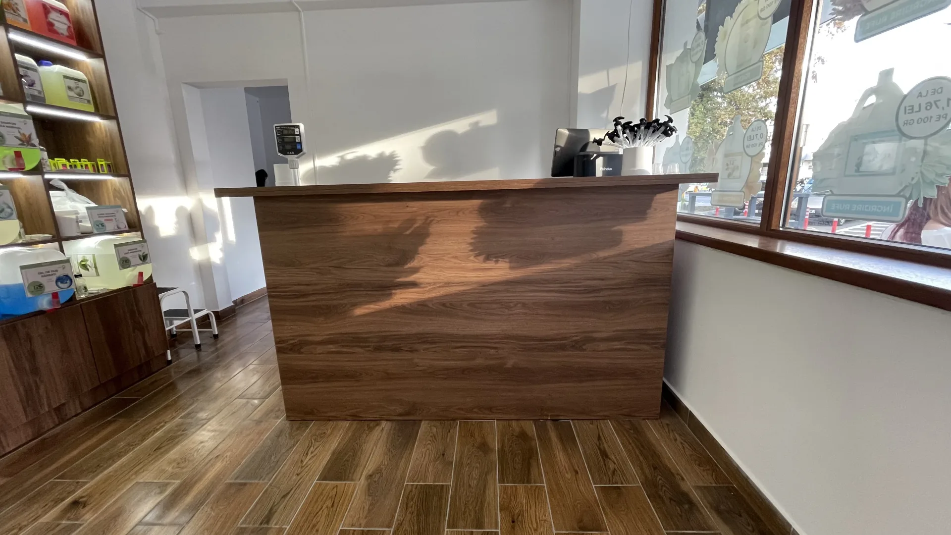 Mobilier comercial din PAL stejar H3730 pentru magazin de detergent lichid – Bacău – Mobilier comercial la comandă în Bacău – Epoxym (imagine 6)