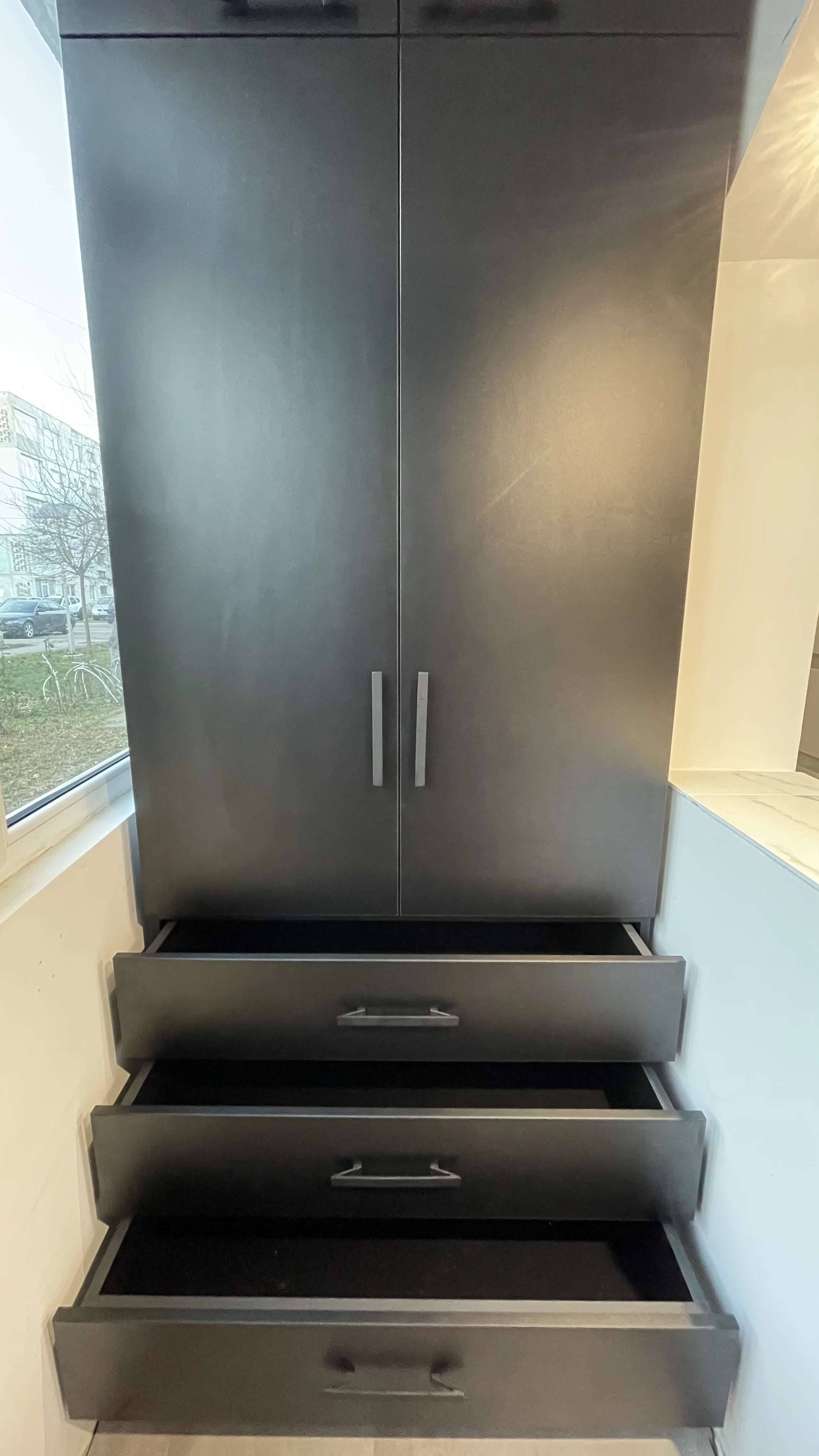 Dulap din PAL negru cu sertare și soft-close – mobilier la comandă în Bacău – Mobilier divers la comandă în Bacău – Epoxym (imagine 5)