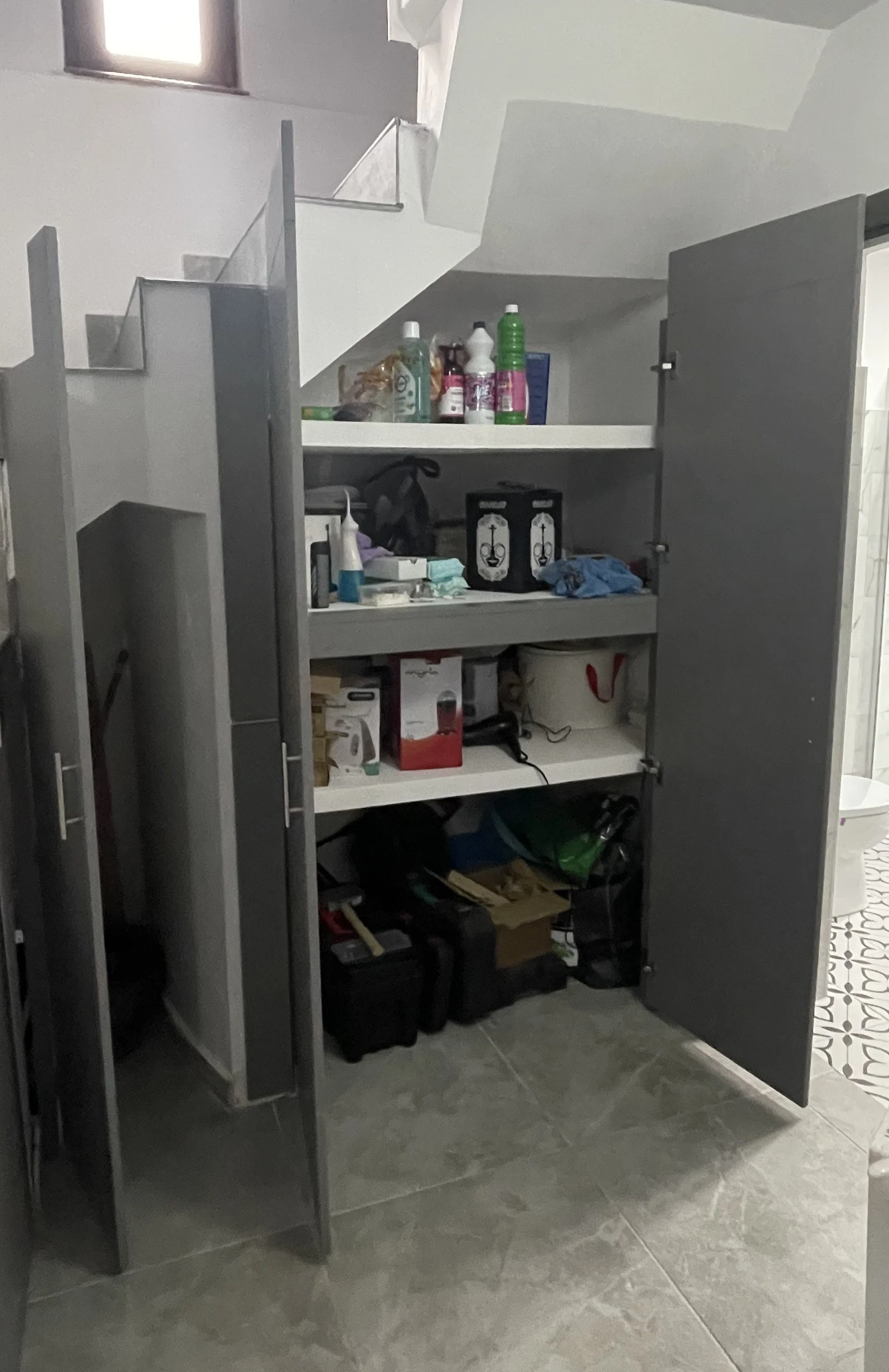 Dulap de depozitare sub scară din PAL gri – realizat la comandă în Bacău – Mobilier divers la comandă în Bacău – Epoxym (imagine 4)